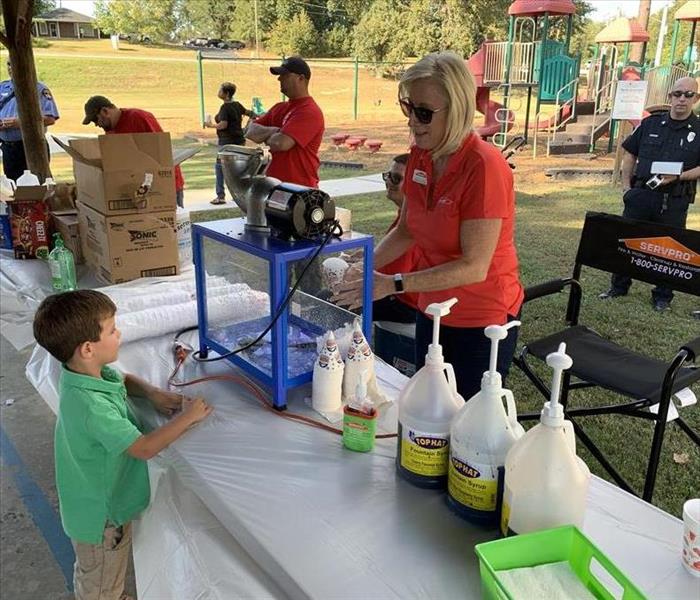 SERVPRO serving up some snow cones to some happy kids a Power Utility Week!